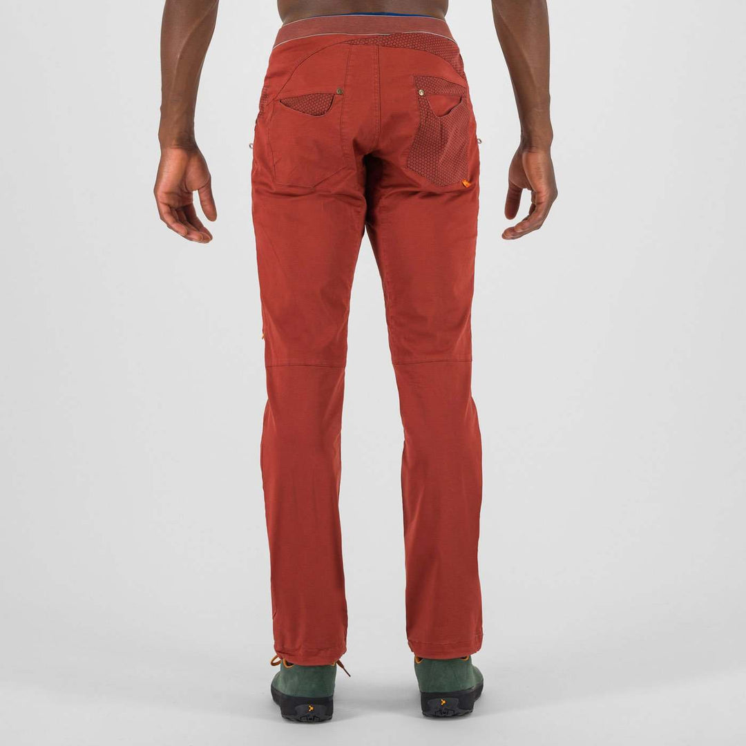 Pantalone Noghera per arrampicata in cotone rosso con vita elastica e tasche aperte.