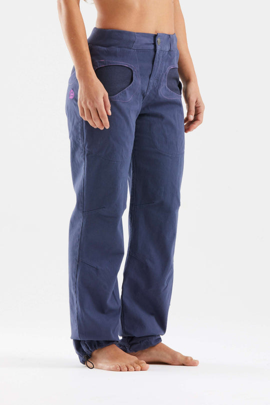 Pantaloni Onda Slim2 in raso di cotone biologico, colore blu, tasche interne in tessuto stampato.