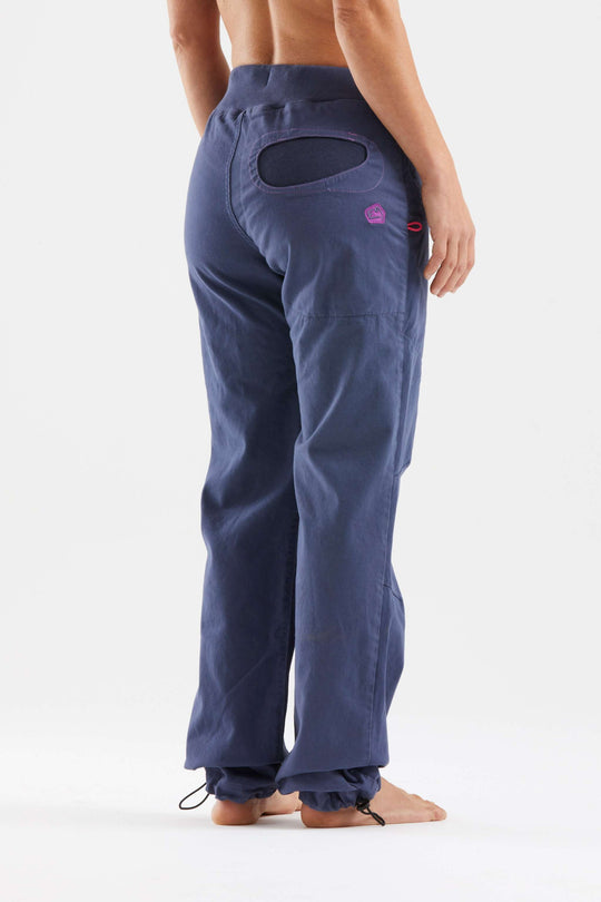 Pantaloni Onda Slim2 in raso di cotone biologico, blu, con ricamo posteriore.